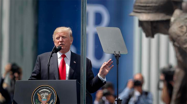 УДАР В СПИНУ. Перед встречей с Путиным Трамп призвал Москву прекратить агрессию