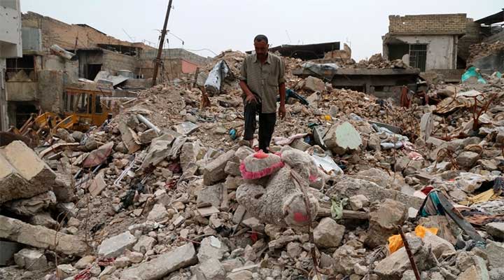 Спустя 4 года после ковровых бомбежек США Мосула, останки тел мирных жителей находятся под завалами зданий