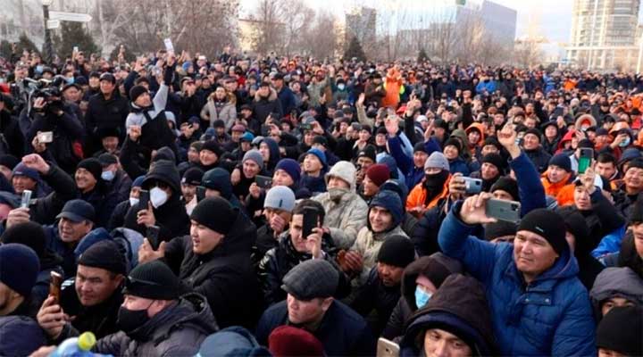 Восстание в Казахстане. Люди требуют от Назарбаева убраться от власти и скандируют «Шал, кет!»