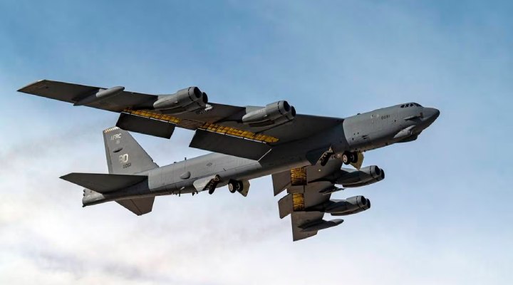 Американский бомбардировщик B-52H Stratofortress имитировал ядерный удар по территории России